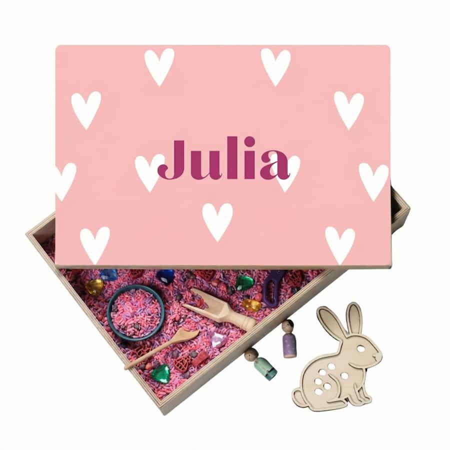Speelbak met deksel – hartjes (Julia) - (personaliseren met eigen naam)