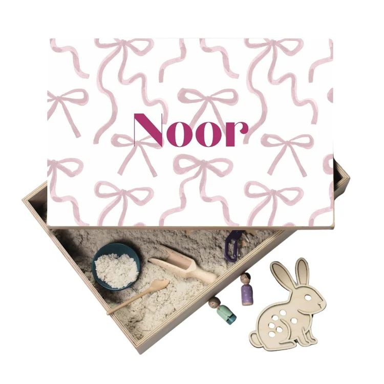 Speelbak met deksel – Strikjes (Noor) - (personaliseren met eigen naam)