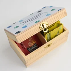 Theedoosje juf of meester – gepersonaliseerd cadeau einde schooljaar (2 vakjes) (Ontwerp Bart)